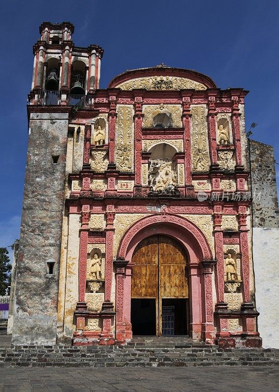 墨西哥莫雷洛斯州Cuernavaca大教堂，旧金山第三阶教堂(Capilla de la Tercera Orden de San Francisco de Asís)的正面